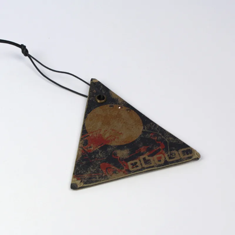 etiqueta-triangulo-imitación-piel